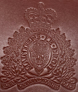 Notebook Cover with RCMP Crest/Couverture de cahier en cuir avec crête de GRC